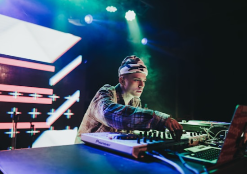 peran-dj-profesional-dalam-menciptakan-suasana-acara