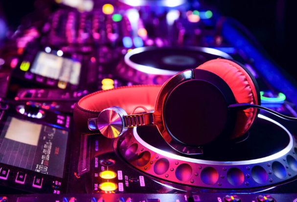 alat-dj-profesional-yang-wajib-dimiliki-untuk-panggung