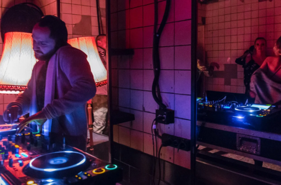 peran-dj-dalam-menghidupkan-suasana-acara