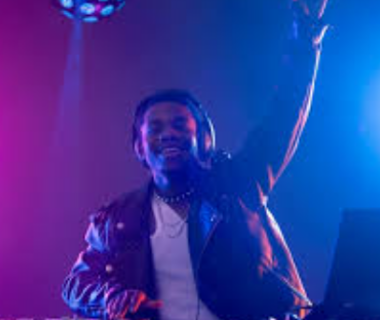 peran-dj-dalam-membangun-suasana-pesta-yang-energik