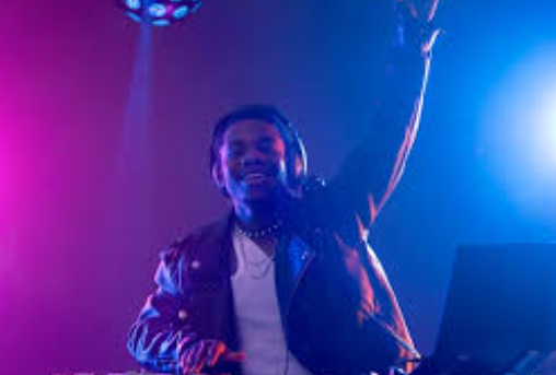 peran-dj-dalam-membangun-suasana-pesta-yang-energik