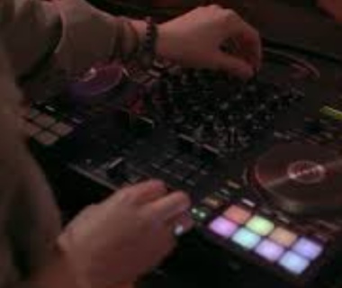 tips-menjadi-dj-pemula-peralatan-teknik-dan-lagu-awal