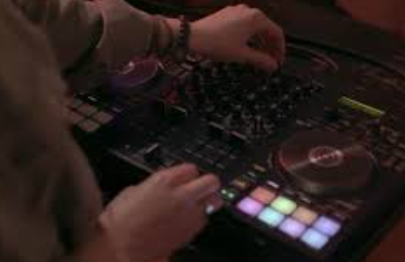 tips-menjadi-dj-pemula-peralatan-teknik-dan-lagu-awal