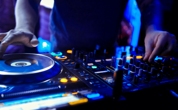 langkah-menjadi-dj-profesional-dengan-skill-dan-etika-panggung