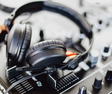 headset-dj-berkualitas-tinggi-untuk-mixing-akurat-dan-nyaman