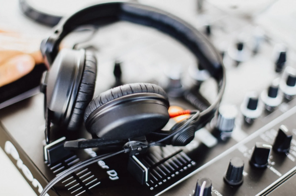 headset-dj-berkualitas-tinggi-untuk-mixing-akurat-dan-nyaman