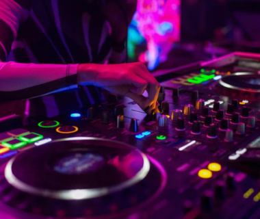 peran-dj-dalam-menciptakan-atmosfer-pesta-yang-hidup