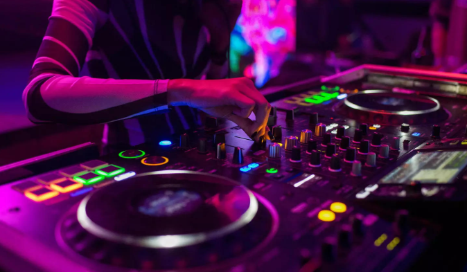 peran-dj-dalam-menciptakan-atmosfer-pesta-yang-hidup