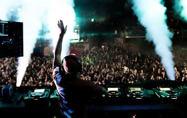 Pesona Dunia Malam DJ dan Gaya Hidup Musik Elektronik