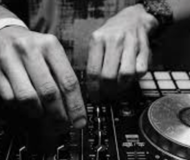 Teknik Mixing DJ Tanpa Sinkronisasi Otomatis di Live Stage